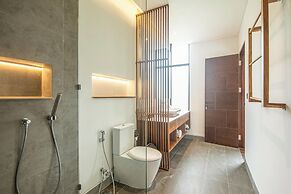 Elegant 6BR Canggu Villa, Jacuzzi, AC,