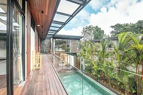Elegant 6BR Canggu Villa, Jacuzzi, AC,