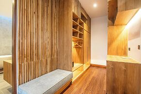 Elegant 6BR Canggu Villa, Jacuzzi, AC,