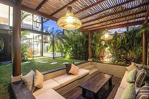 Elegant 6BR Canggu Villa, Jacuzzi, AC,