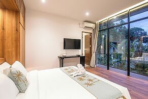 Elegant 6BR Canggu Villa, Jacuzzi, AC,