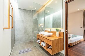 Elegant 6BR Canggu Villa, Jacuzzi, AC,