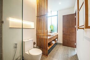 Elegant 6BR Canggu Villa, Jacuzzi, AC,