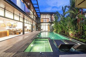 Elegant 6BR Canggu Villa, Jacuzzi, AC,