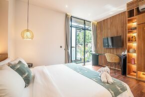 Elegant 6BR Canggu Villa, Jacuzzi, AC,