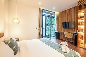 Elegant 6BR Canggu Villa, Jacuzzi, AC,