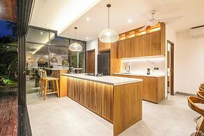 Elegant 6BR Canggu Villa, Jacuzzi, AC,