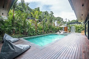 Elegant 6BR Canggu Villa, Jacuzzi, AC,