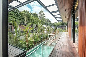 Elegant 6BR Canggu Villa, Jacuzzi, AC,