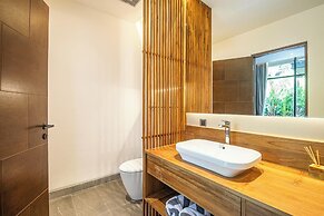 Elegant 6BR Canggu Villa, Jacuzzi, AC,