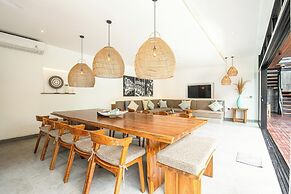 Elegant 6BR Canggu Villa, Jacuzzi, AC,