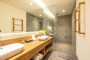 Elegant 6BR Canggu Villa, Jacuzzi, AC,
