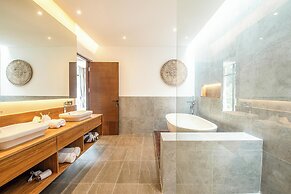 Elegant 6BR Canggu Villa, Jacuzzi, AC,