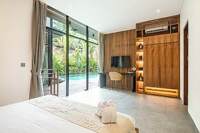 Elegant 6BR Canggu Villa, Jacuzzi, AC,