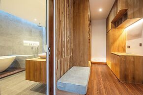 Elegant 6BR Canggu Villa, Jacuzzi, AC,