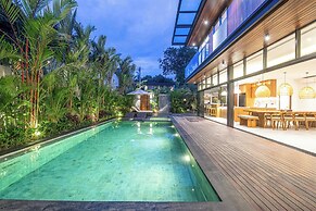 Elegant 6BR Canggu Villa, Jacuzzi, AC,