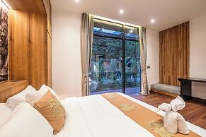 Elegant 6BR Canggu Villa, Jacuzzi, AC,