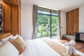 Elegant 6BR Canggu Villa, Jacuzzi, AC,