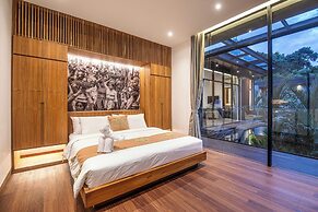 Elegant 6BR Canggu Villa, Jacuzzi, AC,
