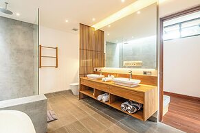 Elegant 6BR Canggu Villa, Jacuzzi, AC,