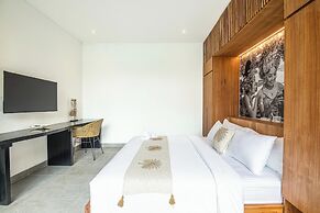 Elegant 6BR Canggu Villa, Jacuzzi, AC,