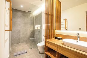 Elegant 6BR Canggu Villa, Jacuzzi, AC,