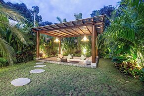 Elegant 6BR Canggu Villa, Jacuzzi, AC,