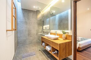Elegant 6BR Canggu Villa, Jacuzzi, AC,