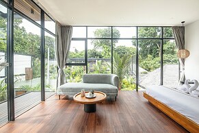Elegant 6BR Canggu Villa, Jacuzzi, AC,