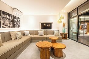 Elegant 6BR Canggu Villa, Jacuzzi, AC,