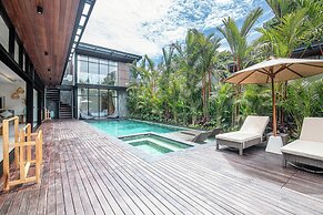 Elegant 6BR Canggu Villa, Jacuzzi, AC,