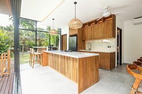 Elegant 6BR Canggu Villa, Jacuzzi, AC,