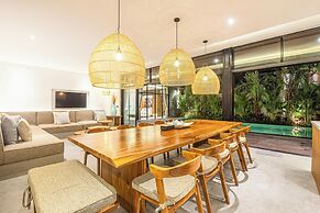 Elegant 6BR Canggu Villa, Jacuzzi, AC,