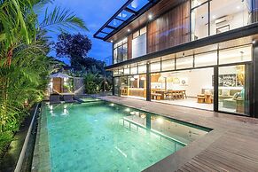 Elegant 6BR Canggu Villa, Jacuzzi, AC,