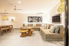 Elegant 6BR Canggu Villa, Jacuzzi, AC,