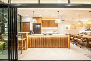 Elegant 6BR Canggu Villa, Jacuzzi, AC,