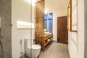 Elegant 6BR Canggu Villa, Jacuzzi, AC,
