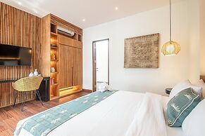 Elegant 6BR Canggu Villa, Jacuzzi, AC,