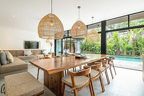 Elegant 6BR Canggu Villa, Jacuzzi, AC,