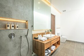 Elegant 6BR Canggu Villa, Jacuzzi, AC,