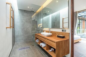 Elegant 6BR Canggu Villa, Jacuzzi, AC,