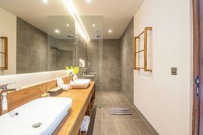 Elegant 6BR Canggu Villa, Jacuzzi, AC,