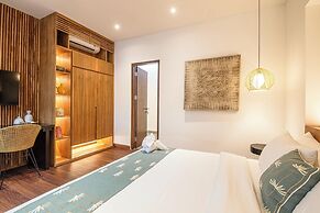 Elegant 6BR Canggu Villa, Jacuzzi, AC,