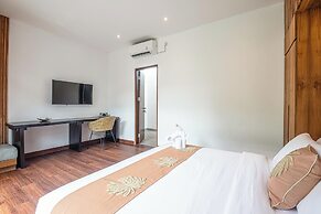 Elegant 6BR Canggu Villa, Jacuzzi, AC,
