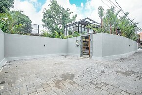 Elegant 6BR Canggu Villa, Jacuzzi, AC,
