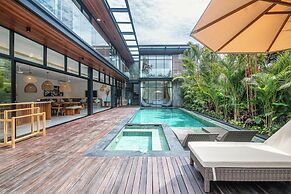 Elegant 6BR Canggu Villa, Jacuzzi, AC,