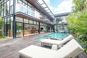Elegant 6BR Canggu Villa, Jacuzzi, AC,