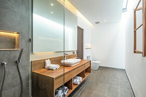 Elegant 6BR Canggu Villa, Jacuzzi, AC,