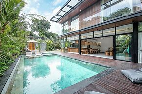 Elegant 6BR Canggu Villa, Jacuzzi, AC,