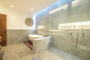 Elegant 6BR Canggu Villa, Jacuzzi, AC,